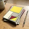 ilustrație comic cu designer lucrând la layout și culori pentru materiale print